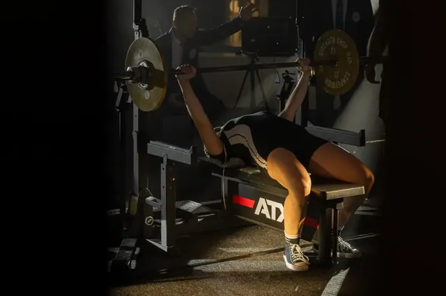 Súťažiaca počas benchpressového pokusu