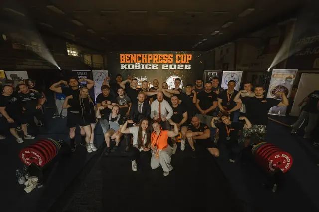 Spoločná fotografia účastníkov a organizátorov Benchpress Cup Košice 2026